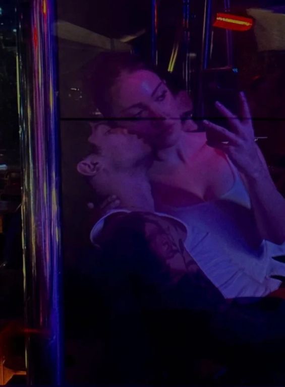 علاقة نجمين تركيين تثير ضجة كبيرة على مواقع التواصل.. صورة جريئة فاجأت الجميع 1