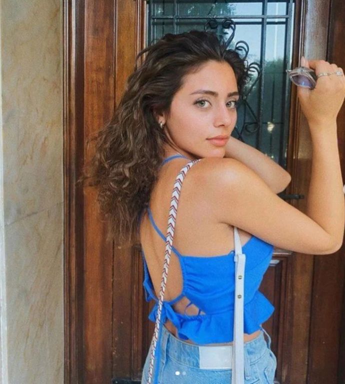 صور قديمة لفنانة تركية شهيرة تصدم المتابيعن 3