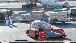 انطلاق أولى رحلات الجسر الجوي السعودي لإغاثة سكان غزة