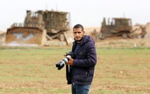 صحفي فلسطيني يعمل لصالح شبكة “سي إن إن” يرد على موقع عبري اتهمه بالضلوع في هجوم “حماس” على إسرائيل
