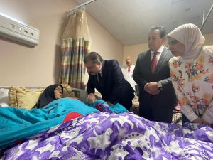 وزير الصحة التركي يزور جرحى غزة