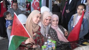 وزيرة الأسرة والخدمات الاجتماعية التركية تزور الفلسطينيين الذين تم إجلاؤهم إلى إسطنبول