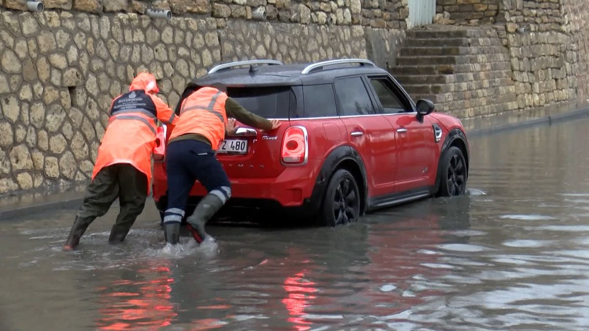 إسطنبول تحت الماء: فيضانات تغلق الطرق وتحاصر السيارات "صور" 21
