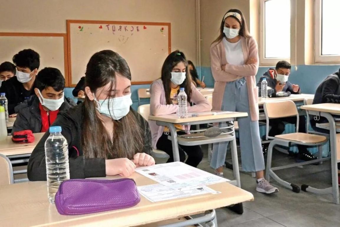 شاهد.. حادثة في مدرسة للاناث في تركيا اصبحت حديث مواقع التواصل 9