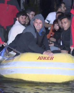 لم ينسوا زجاجات البيرة.. إنقاذ مواطنين عالقين في نادٍ ليلي بإزمير خلال العاصفة 1