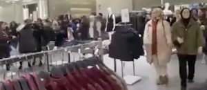 طوابير طويلة امام المحلات التجارية في اسطنبول 3