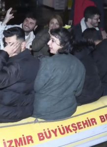 لم ينسوا زجاجات البيرة.. إنقاذ مواطنين عالقين في نادٍ ليلي بإزمير خلال العاصفة 3