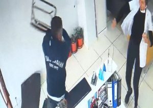 مريض يهاجم طبيبة أسنان ويدمر عيادتها الطبية.. والسبب صادم 27