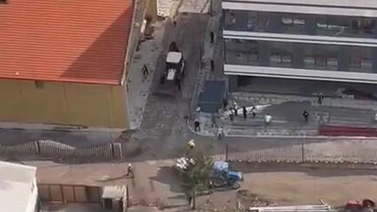 عراك في موقع بناء بإزمير ينتهي بمطاردة العمال بالحفار وإصابة اثنين "فيديو" 1