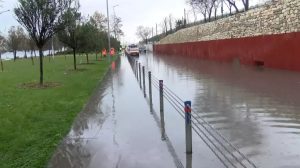 إسطنبول تحت الماء: فيضانات تغلق الطرق وتحاصر السيارات "صور" 23