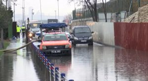 إسطنبول تحت الماء: فيضانات تغلق الطرق وتحاصر السيارات "صور" 25