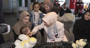 وزيرة الأسرة والخدمات الاجتماعية التركية تزور الفلسطينيين الذين تم إجلاؤهم إلى إسطنبول 5
