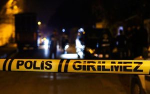 مأساة عائلية في إسطنبول.. رجل يقتل ابنه ويصيب والده ووالدته