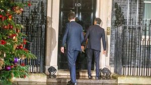 لم يفتحوا لهما الباب.. موقف محرج لرئيس الوزراء البريطاني وضيفه الهولندي (فيديو)