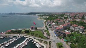 عاصفة إسطنبول تكشف مشكلة التلوث: الأمواج تلفظ نفايات غريبة على شواطئ أفجيلار “صور”