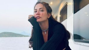 اطلالة جديدة وسؤال محرج لـ ديميت أوزديمير “صور”