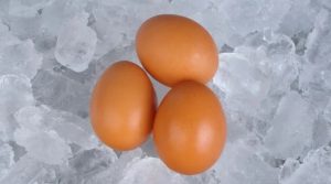 ضع البيض في الثلج.. طريقة جديدة ومبتكرة لطهي البيض