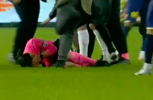 فريق نادي أنقرة يعتدي بالضرب على الحكم بعد تعادل مع ريزا سبور “فيديو”