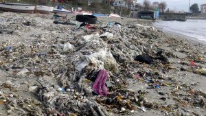 عاصفة إسطنبول تكشف مشكلة التلوث: الأمواج تلفظ نفايات غريبة على شواطئ أفجيلار "صور" 1