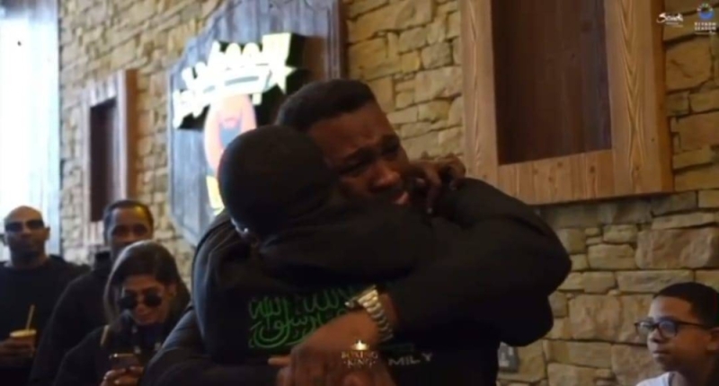 لحظة مؤثرة.. ملاكم أمريكي يعلن اسلامه في السعودية 25