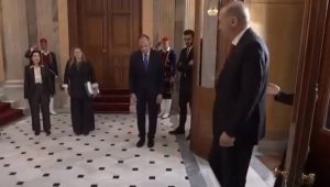 جدل كبير في اليونان بسبب حركة قام بها وزير الخارجية اثناء استقبال اردوغان 3
