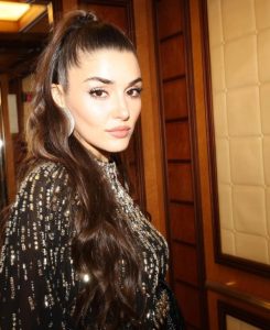 الممثلة التركية هاندا أرتشيل تظهر باطلالة محتشمة في السعودية "صور" 40