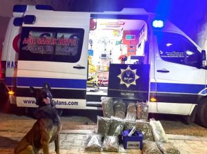 فضيحة في تركيا.. تهريب مخدرات في سيارة إسعاف "صور" 1