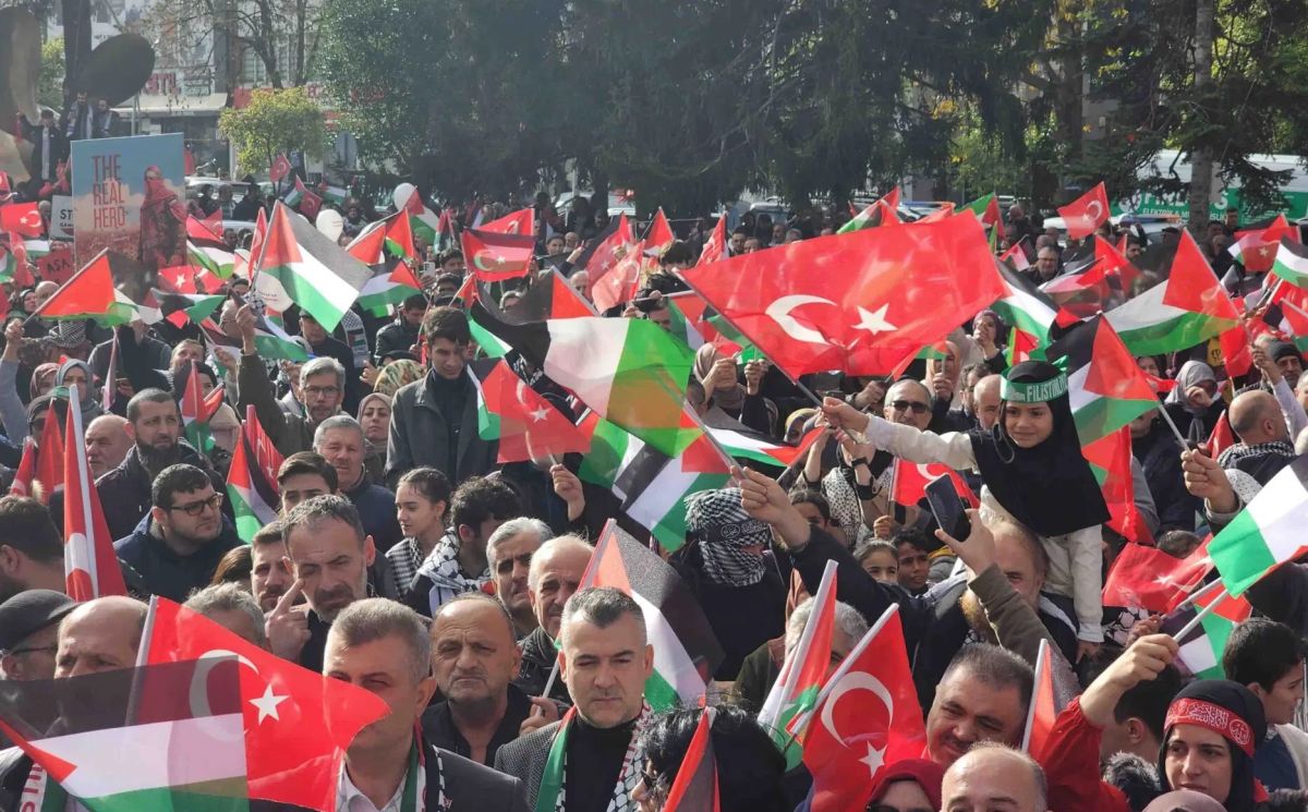 إسطنبول تستقبل العام الجديد بمسيرة ضخمة تضامنا مغ غزة 17