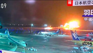 النيران تشتعل بطائرة للركاب في اليابان (فيديو+صور)