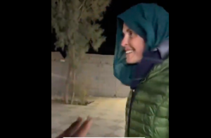 مواطن سعودي يُظهر كرم الضيافة لرحالة فرنسية في الصحراء “فيديو”