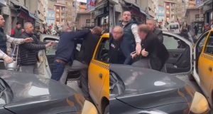 معركة بين سائقي تاكسي وسط الشارع في إسطنبول