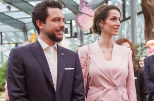 ملابس الأميرة رجوة بجانب الأمير الحسين حديث مواقع التواصل “فيديو”