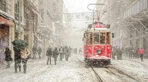 إسطنبول تستقبل أولى تساقطات الثلج “صور”