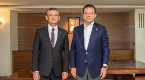 أزمة في حزب الشعب الجمهوري: رئيس الحزب أوزغور أوزال يغلق الهاتف في وجه إكرام إمام أوغلو