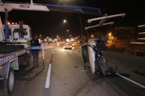 تركيا.. سائقة مخمورة تنجو بأعجوبة بعد انقلاب سيارتها