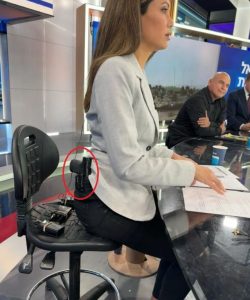 ضجة عالمية بعد ظهور مذيعة إسرائيلية مسلحة على الهواء مباشرة 5