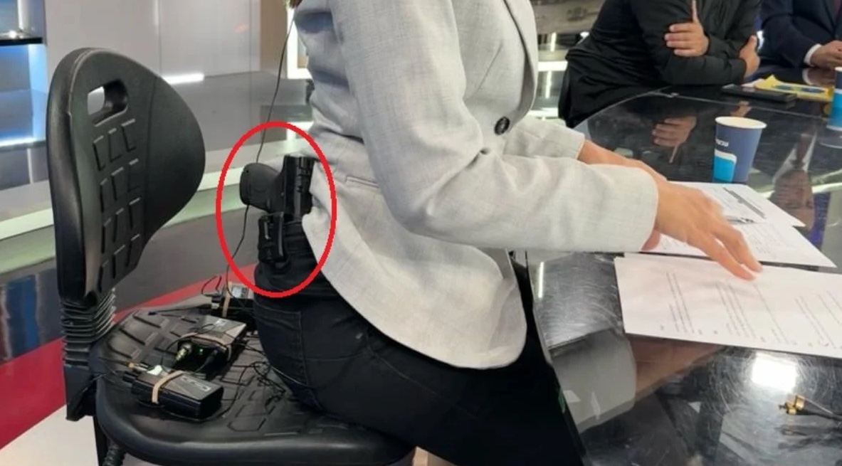 ضجة عالمية بعد ظهور مذيعة إسرائيلية مسلحة على الهواء مباشرة 3