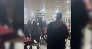 تطاير كراسي وطاولات في مقهى تركي 1