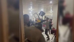 تطاير كراسي وطاولات في مقهى تركي 3