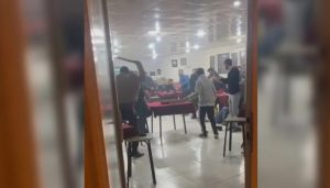 تطاير كراسي وطاولات في مقهى تركي 5