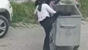 فيديو لفتاة بوسط الشارع اثار جدلا واسعا على مواقع التواصل في تركيا