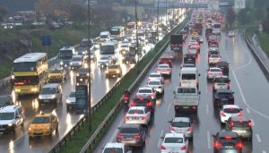 إسطنبول تستقبل الصباح بالأمطار: الطرقات تشهد شللاً في حركة المرور