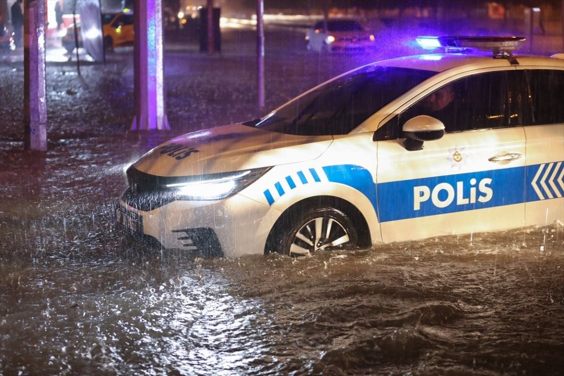 الفيضانات تشل الحياة في أنطاليا "فيديو" 17