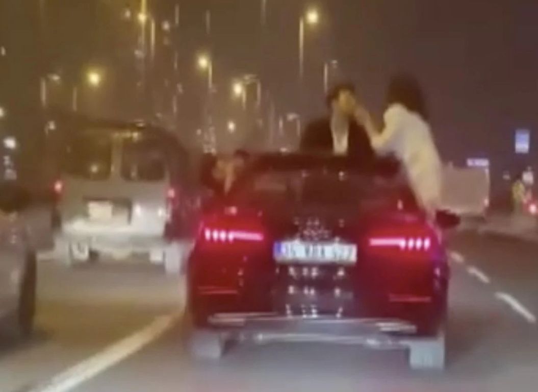 قبلات ورقص في وسط الازدحام تثير ذهول إسطنبول 1