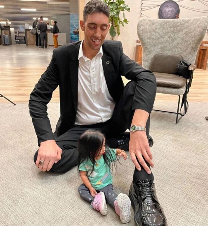 التركي كوسين اطول رجل في العالم يقابل اقصر امراة في العالم 5