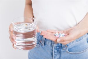 تداعيات خطيرة: خبير يكشف الوجه الآخر للأدوية الهرمونية