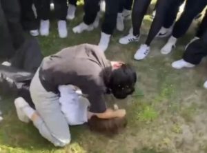 معركة بين طالبات الثانوية تشعل مواقع التواصل في أنطاليا “فيديو”