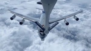 شاهد.. طائرة تركية تزود أخرى للناتو بالوقود جوا