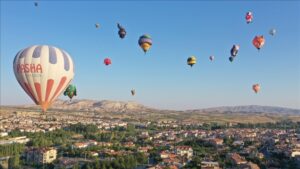 تركيا.. سماء نوشهير تتزين بمناطيد جذابة من 17 بلدا