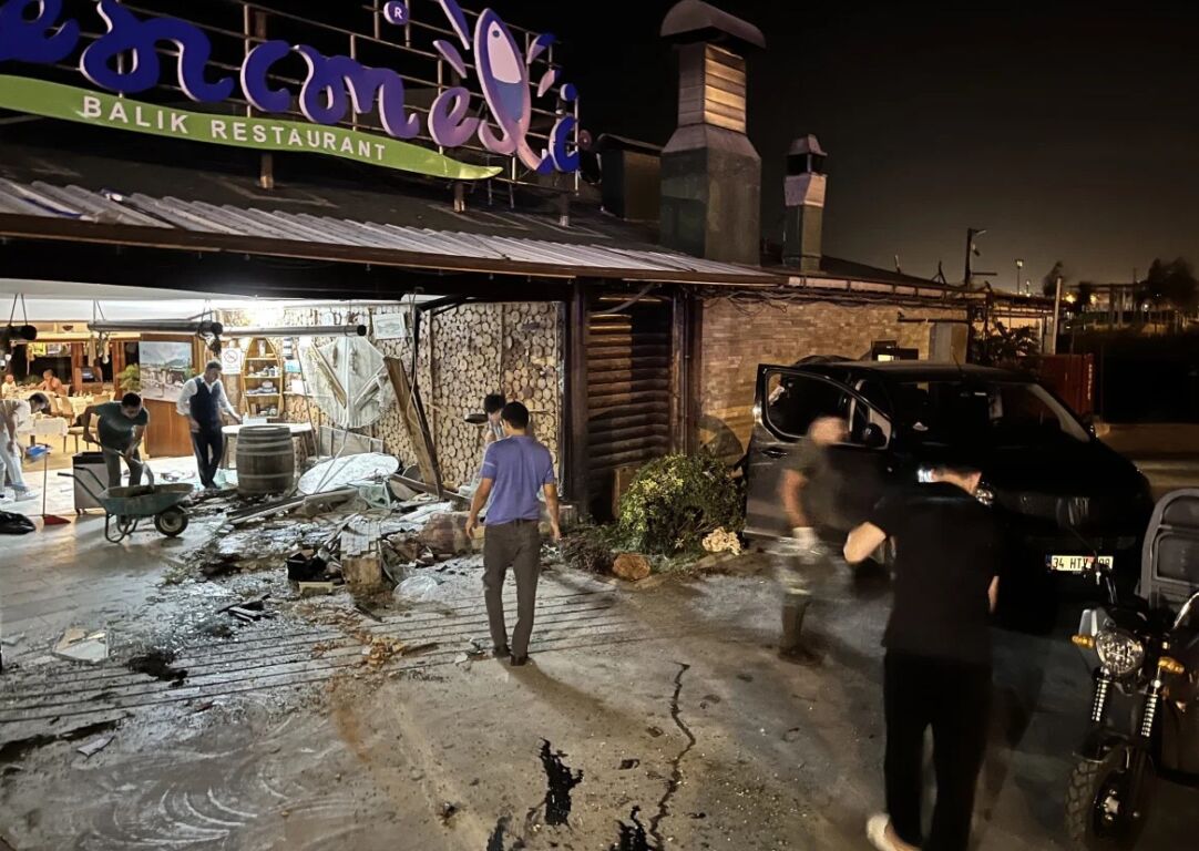 سيارة تقتحم مطعمًا وتُخلّف 4 مصابين في إسطنبول! 11